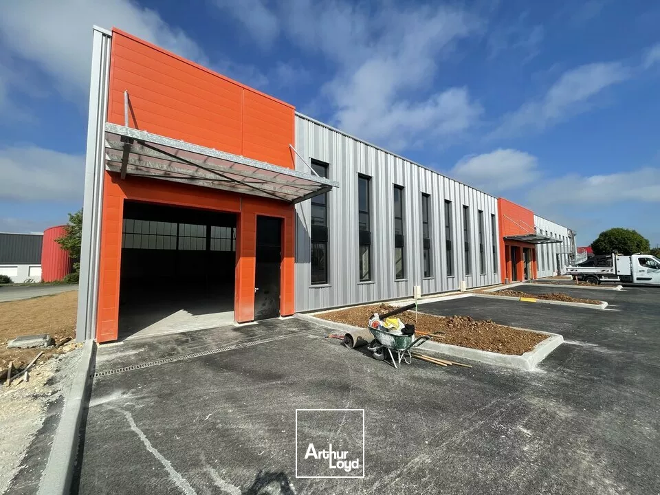 LOCATION LOCAL D'ACTIVITE STOCKAGE NEUF ZONE MENDES FRANCE NIORT 1040m2
