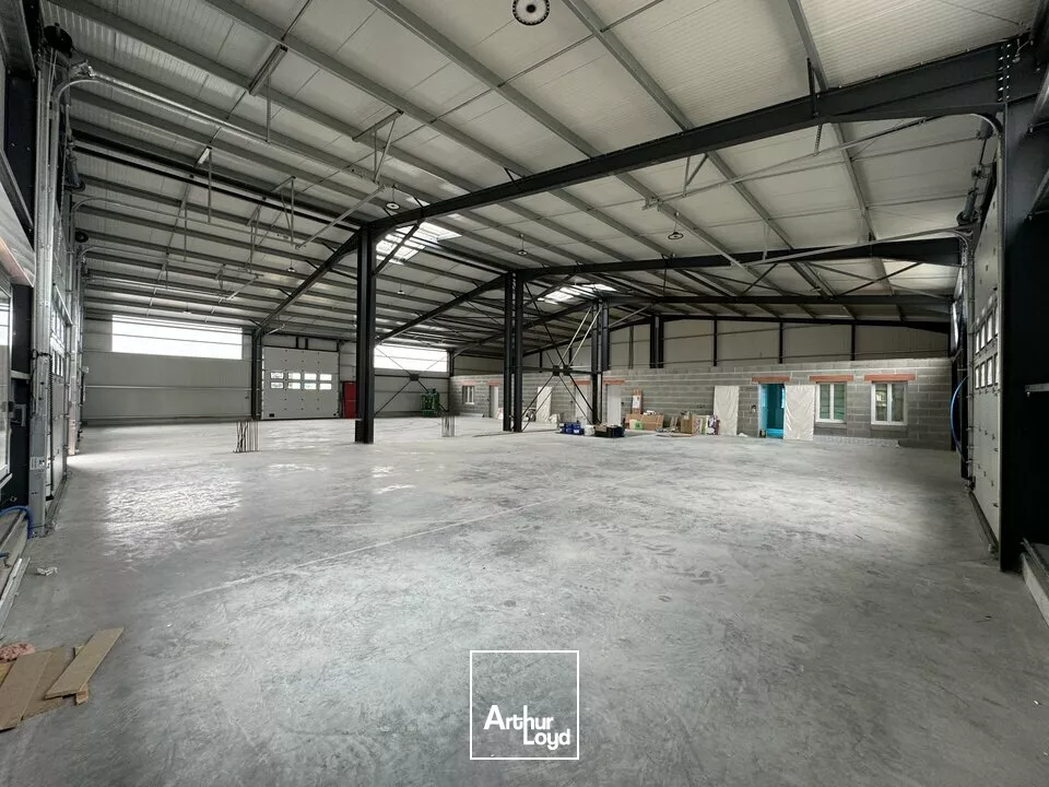 À vendre bâtiment à sortir de terre. Belle visibilité sur l'axe Niort Poitiers en bordure de la rocade de Parthenay Pompaire d'une surface de 452m2