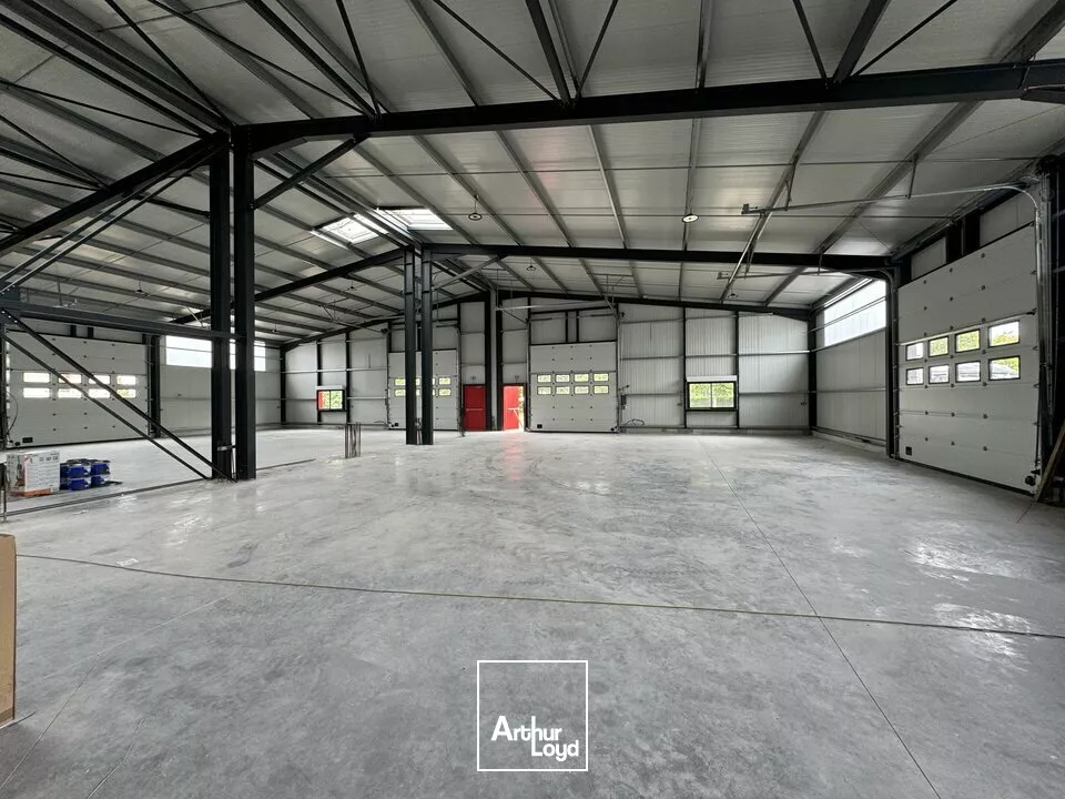 À vendre bâtiment à sortir de terre. Belle visibilité sur l'axe Niort Poitiers en bordure de la rocade de Parthenay Pompaire d'une surface de 452m2