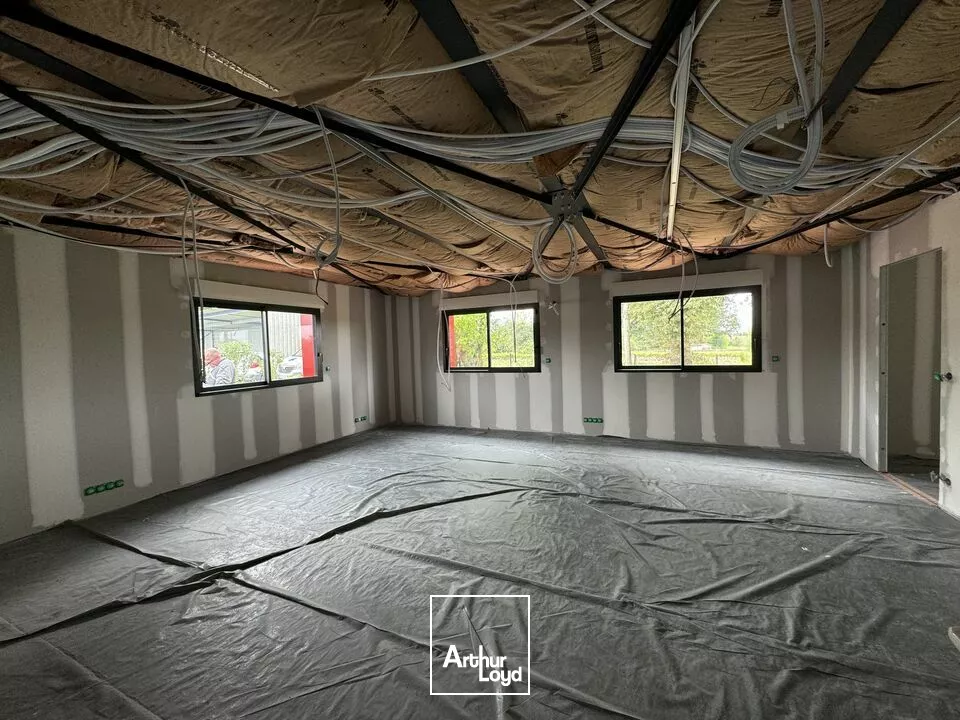 À vendre bâtiment à sortir de terre. Belle visibilité sur l'axe Niort Poitiers en bordure de la rocade de Parthenay Pompaire d'une surface de 452m2
