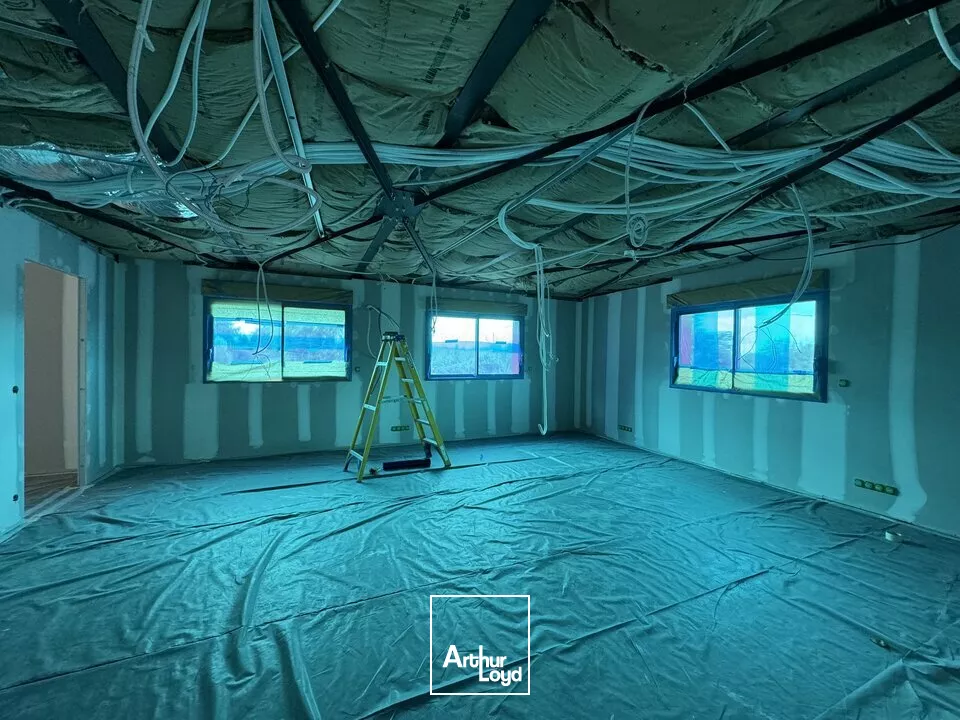 À vendre bâtiment à sortir de terre. Belle visibilité sur l'axe Niort Poitiers en bordure de la rocade de Parthenay Pompaire d'une surface de 452m2