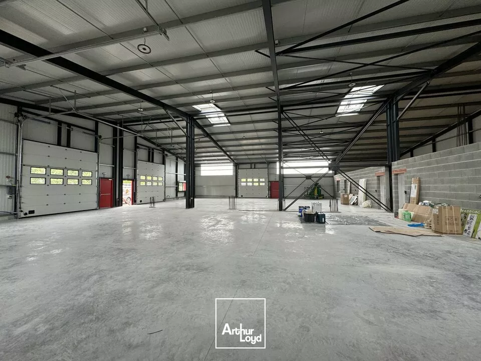 À vendre bâtiment à sortir de terre. Belle visibilité sur l'axe Niort Poitiers en bordure de la rocade de Parthenay Pompaire d'une surface de 452m2