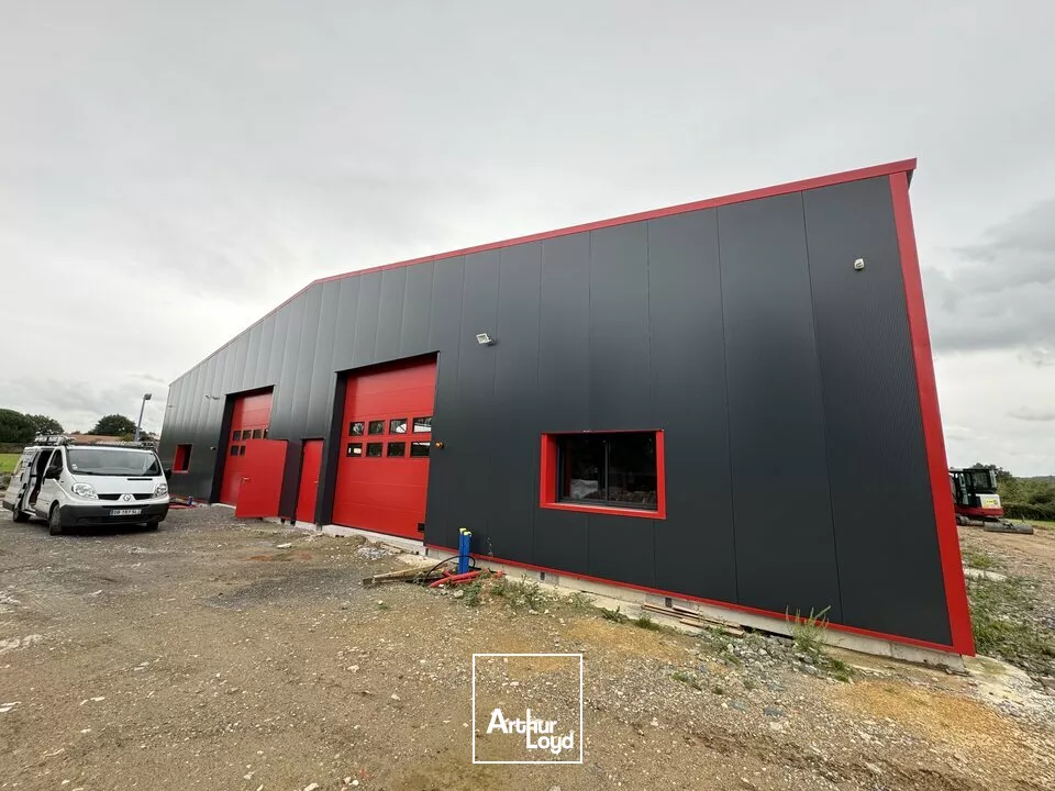 À vendre bâtiment à sortir de terre. Belle visibilité sur l'axe Niort Poitiers en bordure de la rocade de Parthenay Pompaire d'une surface de 452m2