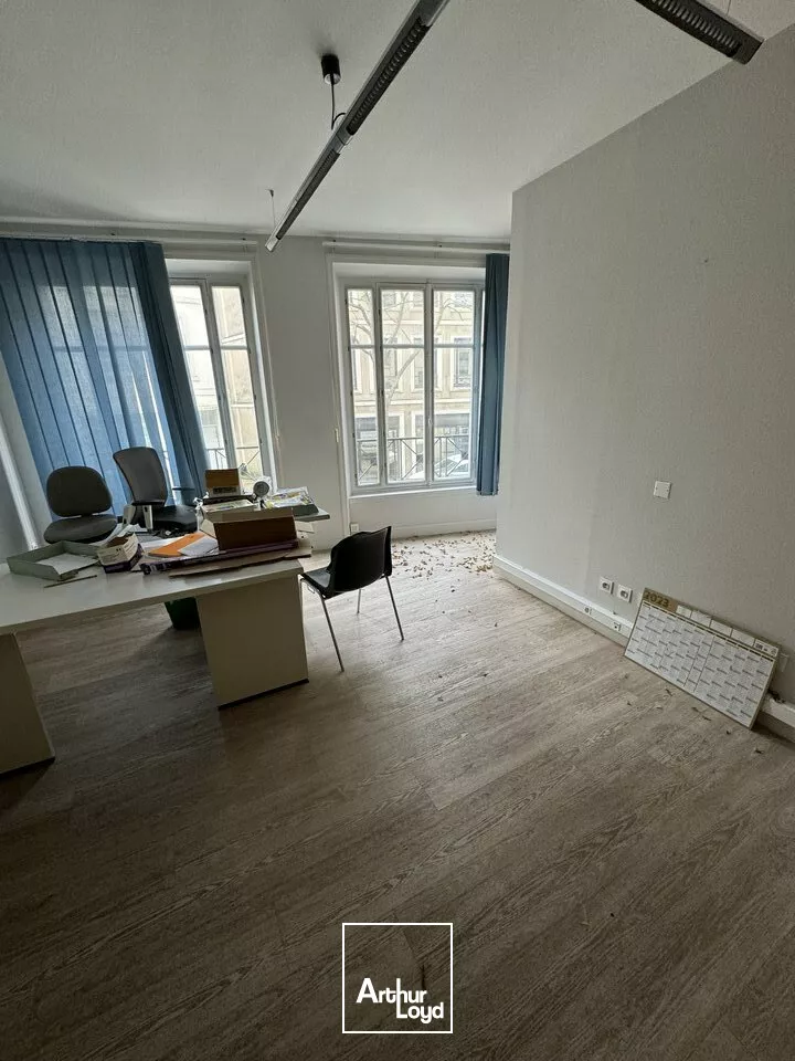 ACHAT LOCAL COMMERCIAL BUREAUX AVEC ASCENSEUR 289m2 HYPER CENTRE VILLE NIORT PROCHE COMMERCES ET PLACE DE LA BRECHE