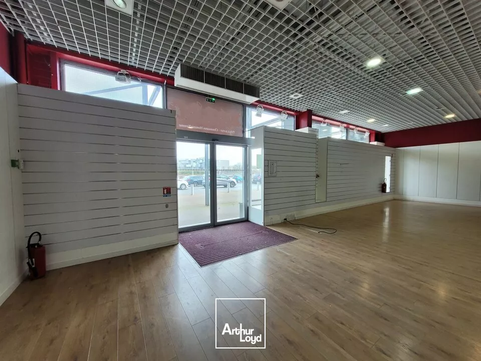 A LOUER UN LOCAL COMMERCIAL DE 562 m2 - ZONE COMMERCIALE - LA ROCHE SUR YON