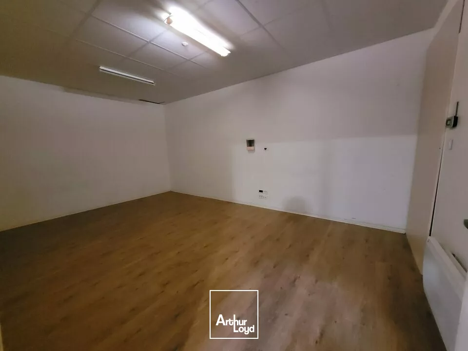 A LOUER UN LOCAL COMMERCIAL DE 562 m2 - ZONE COMMERCIALE - LA ROCHE SUR YON