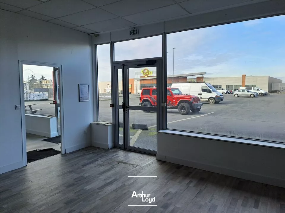  A LOUER LOCAL COMMERCIAL SUR ZONE DU E.LECLERC THOUARS (79)