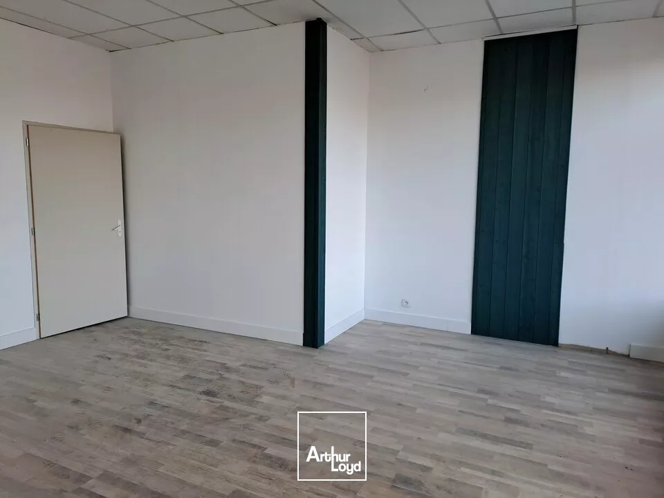  A LOUER LOCAL COMMERCIAL SUR ZONE DU E.LECLERC THOUARS (79)