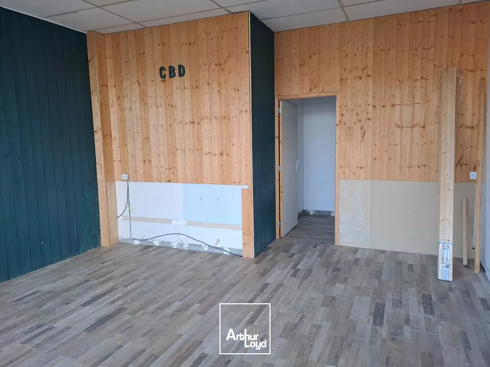  A LOUER LOCAL COMMERCIAL SUR ZONE DU E.LECLERC THOUARS (79)