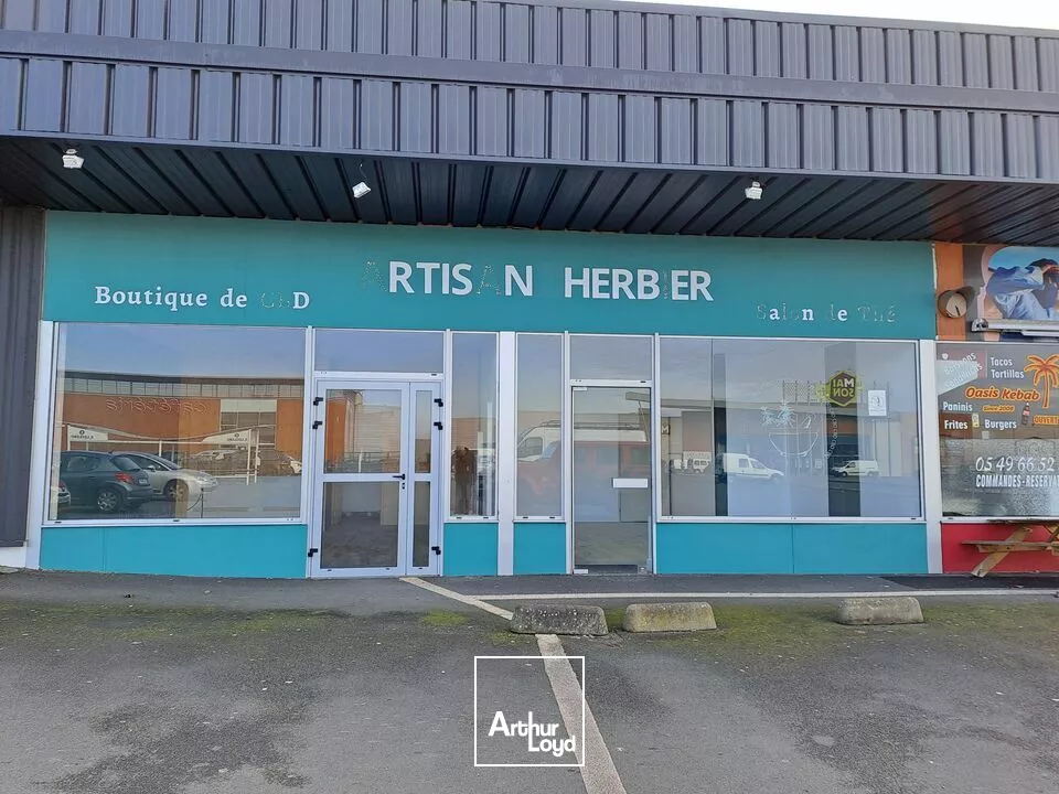  A LOUER LOCAL COMMERCIAL SUR ZONE DU E.LECLERC THOUARS (79)