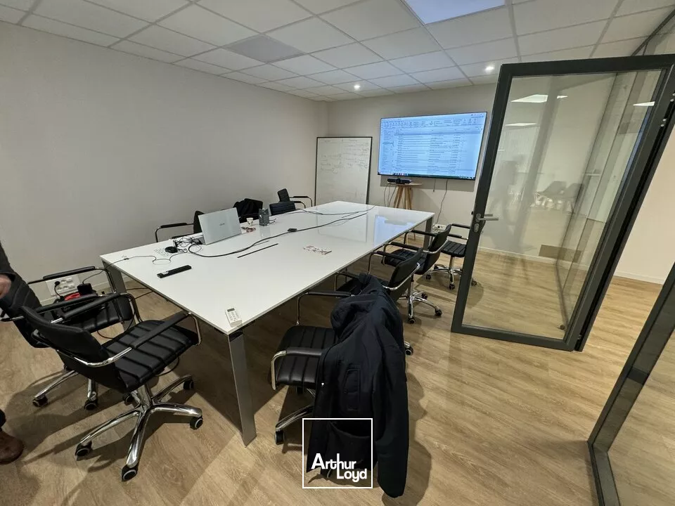 LOCATION BUREAUX AVEC PARKINGS PROCHE CENTRE VILLE NIORT 165m2 FACILE D'ACCES