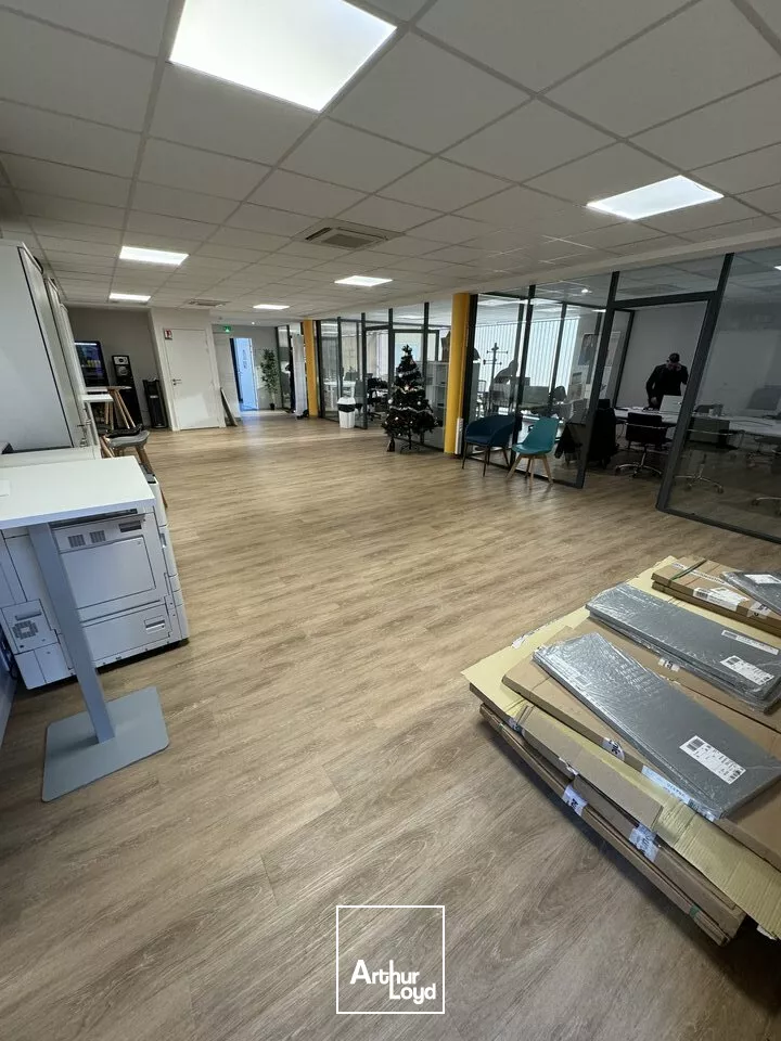 LOCATION BUREAUX AVEC PARKINGS PROCHE CENTRE VILLE NIORT 165m2 FACILE D'ACCES