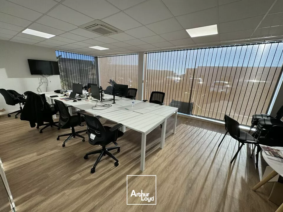 LOCATION BUREAUX AVEC PARKINGS PROCHE CENTRE VILLE NIORT 165m2 FACILE D'ACCES
