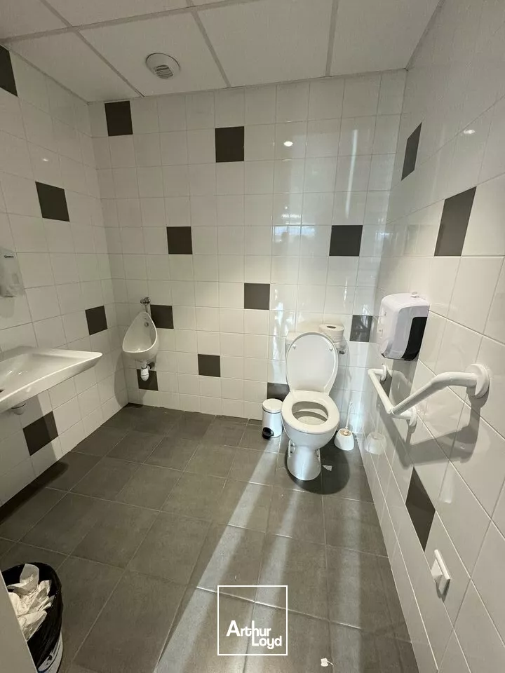 LOCATION BUREAUX AVEC PARKINGS PROCHE CENTRE VILLE NIORT 165m2 FACILE D'ACCES