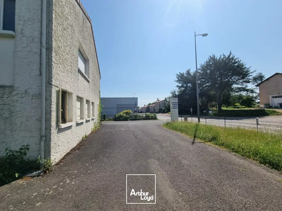 A LOUER IMMEUBLE DE BUREAUX À VOUNEUIL SOUS BIARD DE 346 m²