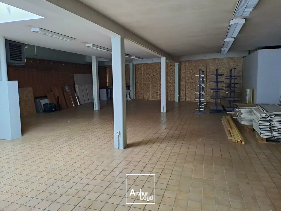 A LOUER BUREAUX AVEC SHOW ROOM SUR CENTRE VILLE DE LENCLOITRE (86) PROCHE GRANDS AXES
