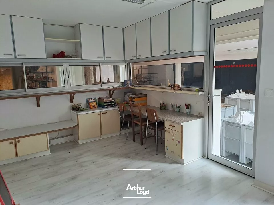 A LOUER BUREAUX AVEC SHOW ROOM SUR CENTRE VILLE DE LENCLOITRE (86) PROCHE GRANDS AXES