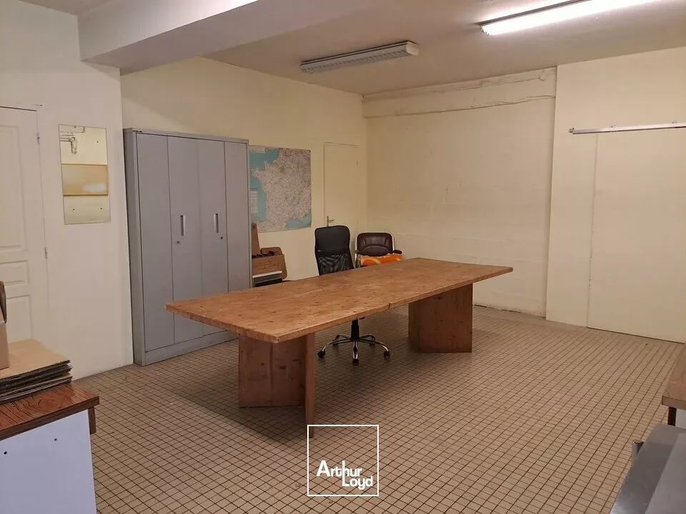 A LOUER BUREAUX AVEC SHOW ROOM SUR CENTRE VILLE DE LENCLOITRE (86) PROCHE GRANDS AXES