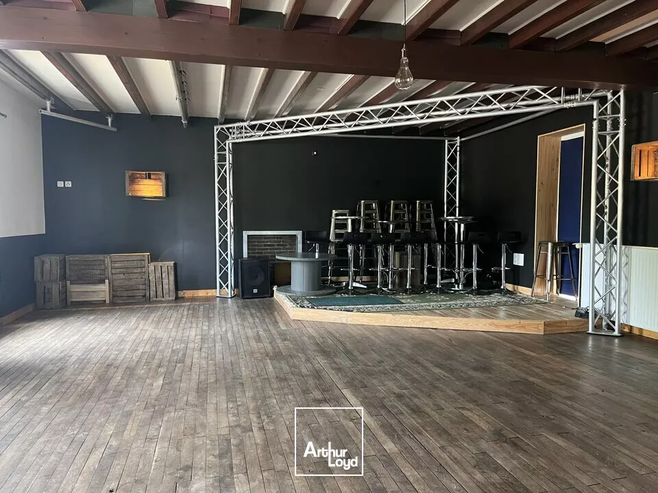 VENTE LOCAL COMMERCIAL ET APPARTEMENT AVEC VISIBILITE ET PARKING CENTRE BOURG VOUHE PROCHE PARTHENAY