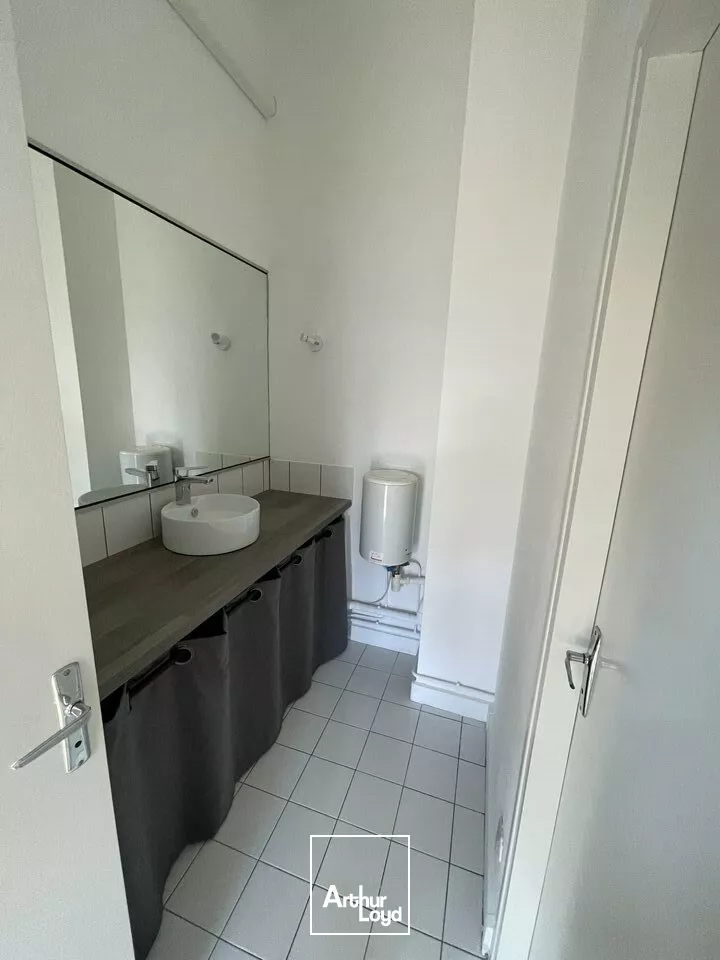 OPPORTUNITE LOCATION BUREAUX ETAT NEUF CLIMATISES FACIL D'ACCES AVEC PARKING 109m2