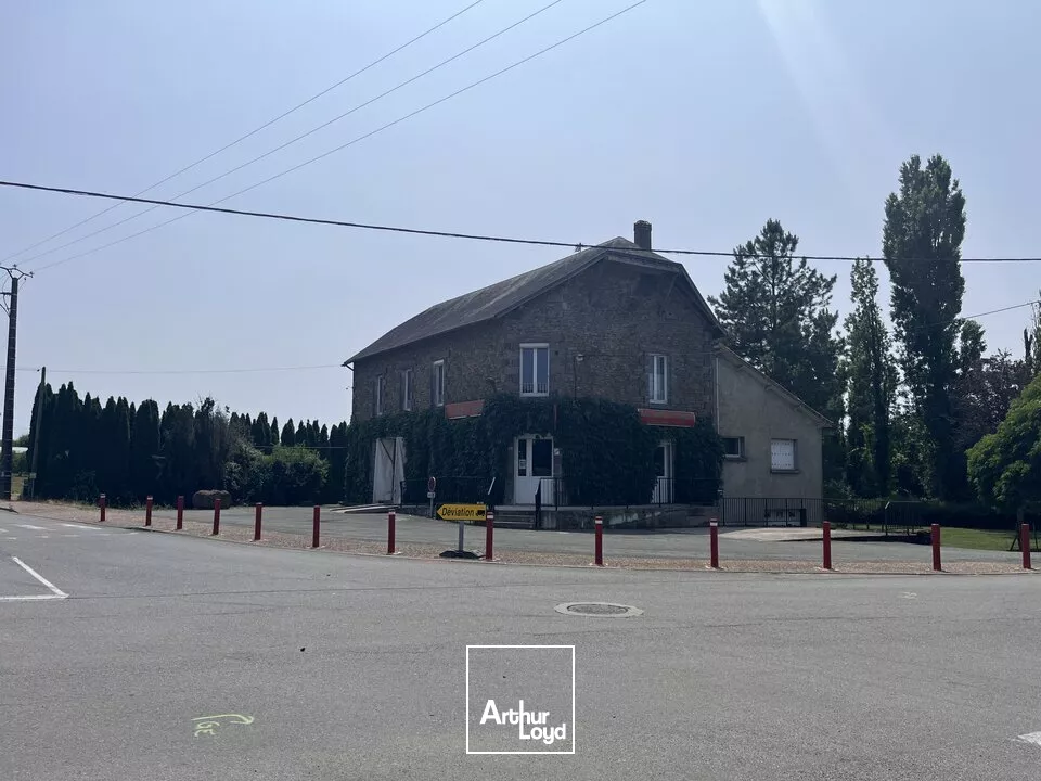 VENTE LOCAL COMMERCIAL ET APPARTEMENT AVEC VISIBILITE ET PARKING CENTRE BOURG VOUHE PROCHE PARTHENAY