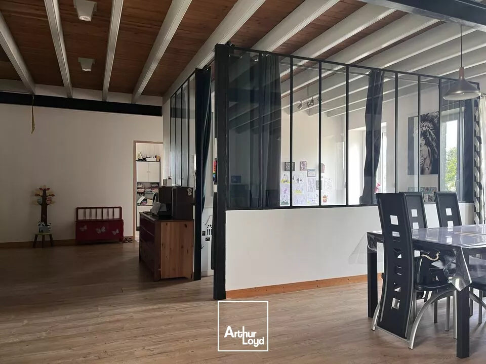 VENTE LOCAL COMMERCIAL ET APPARTEMENT AVEC VISIBILITE ET PARKING CENTRE BOURG VOUHE PROCHE PARTHENAY