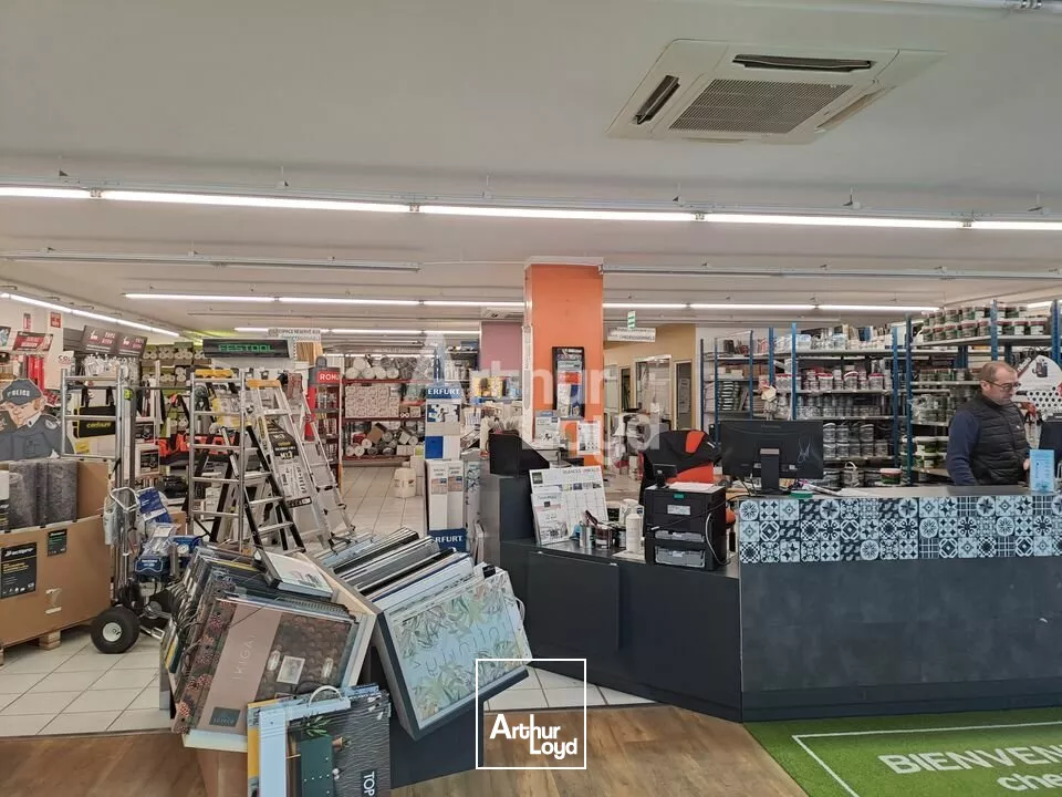 A LOUER LOCAL COMMERCIAL AXE CENTRE VILLE / LECLERC A THOUARS (79)