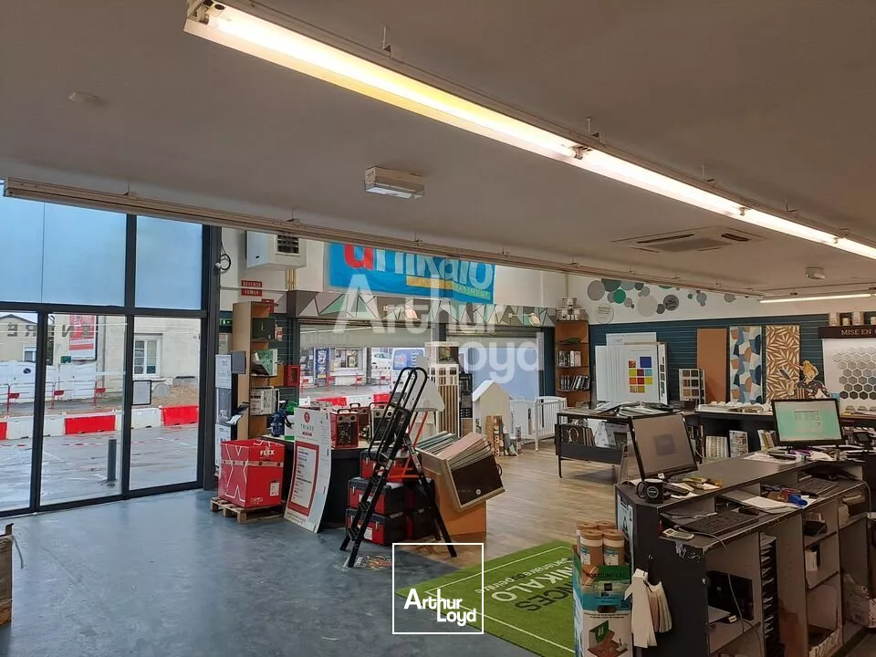 A LOUER LOCAL COMMERCIAL AXE CENTRE VILLE / LECLERC A THOUARS (79)