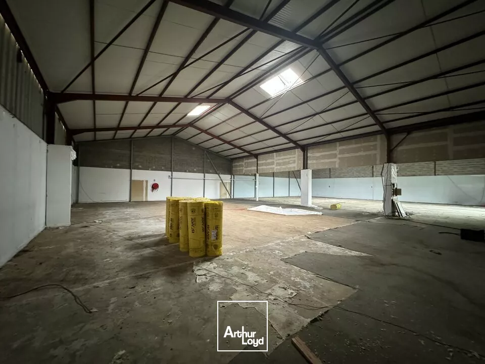 A LOUER ZONE MENDES FRANCE NIORT CHAURAY AVEC VISIBILITE ET PARKINGS 750 m2 AVEC VITRINE PROCHE HYPER CENTRE NIORT ET PEAGE