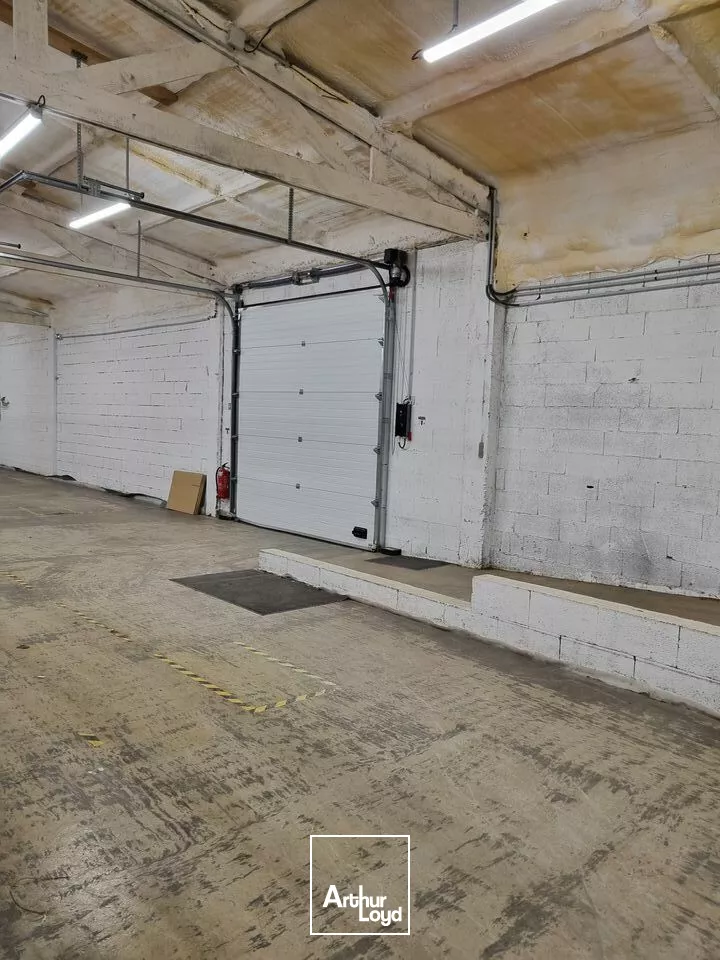 A LOUER POITIERS ENTREPOT AVEC RACKS INDUSTRIEL 386 M²