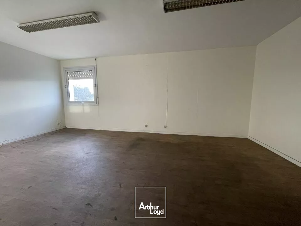 LOCAL D'ACTIVITE 700m2 - NIORT SAINT LIGUAIRE BELLE VISIBILITE