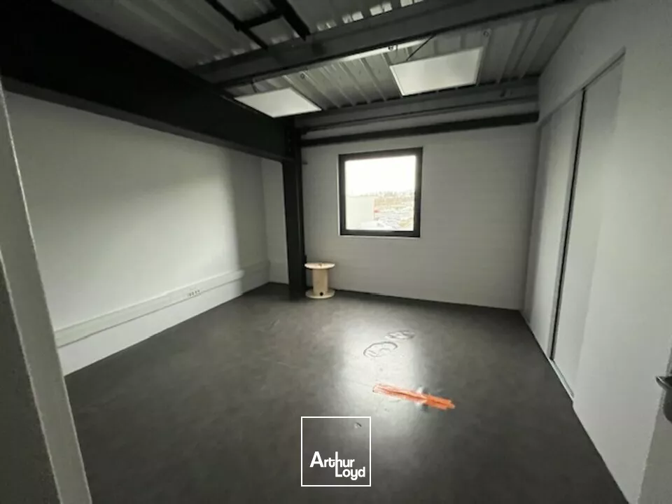 POITIERS ZI REPUBLIQUE - BUREAUX A LOUER - 374M²