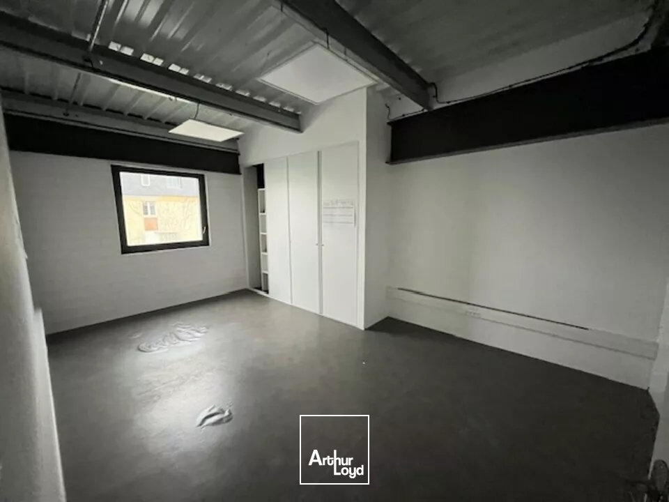 POITIERS ZI REPUBLIQUE - BUREAUX A LOUER - 374M²