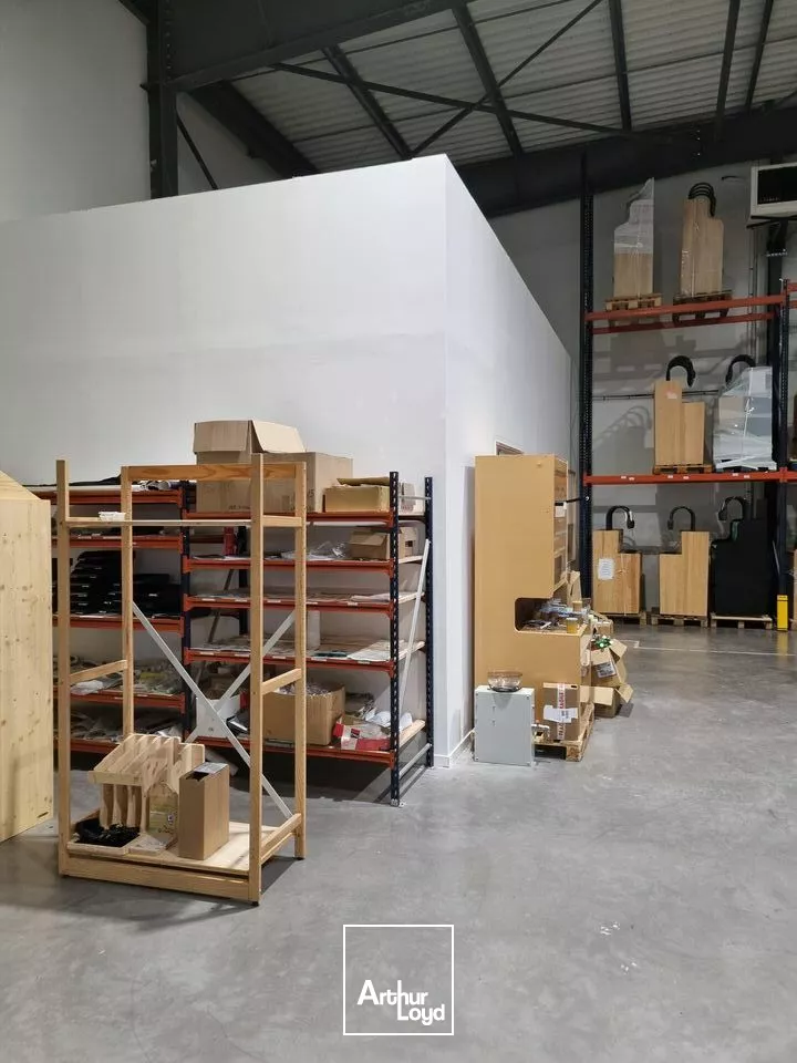 LOCAL COMMERCIAL PROFESSIONNEL RECENT AU BORD DE L'AXE ROUTIER POITIERS - CHÂTELLERAULT 