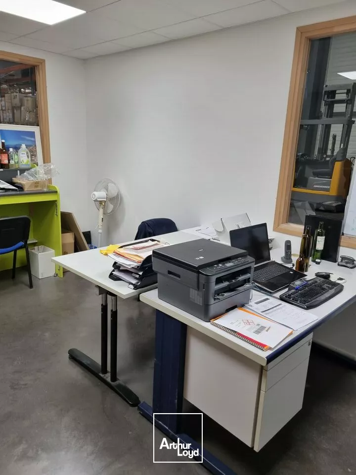 LOCAL COMMERCIAL PROFESSIONNEL RECENT AU BORD DE L'AXE ROUTIER POITIERS - CHÂTELLERAULT 