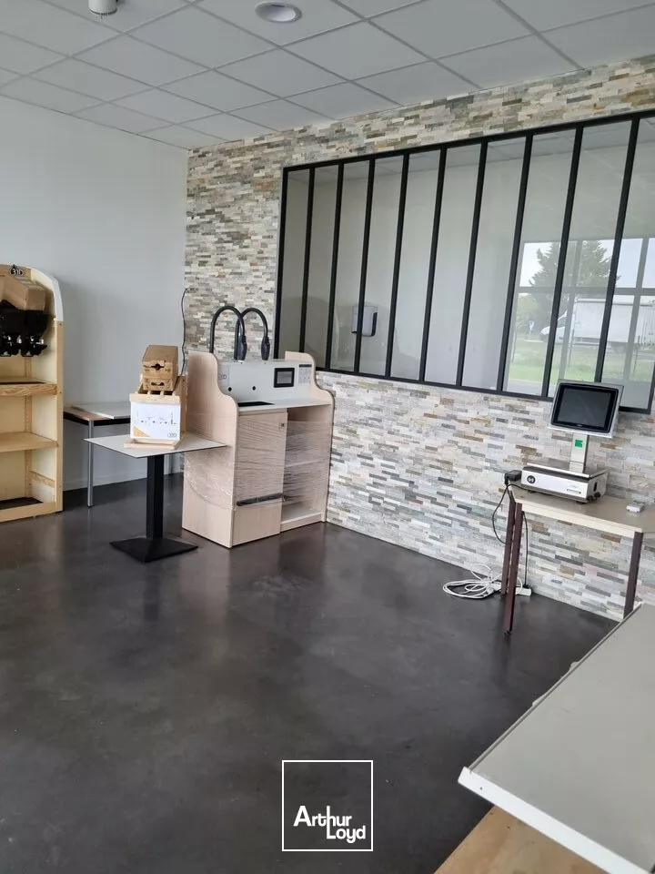 LOCAL COMMERCIAL PROFESSIONNEL RECENT AU BORD DE L'AXE ROUTIER POITIERS - CHÂTELLERAULT 