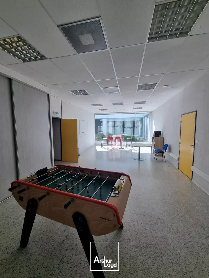 À VENDRE - LOCAL D'ACTIVITÉ IDÉAL STOCKAGE MESSAGERIE - ZA FUTUROSCOPE