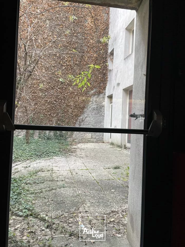 A LOUER PROCHE PARKING LA BRECHE IMMEUBLE EN HYPER CENTRE NIORT BELLE VISIBILITE 