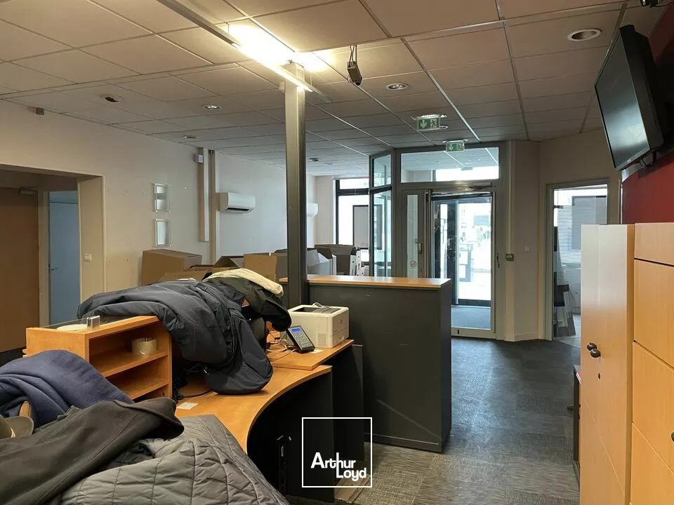 A LOUER PROCHE PARKING LA BRECHE IMMEUBLE EN HYPER CENTRE NIORT BELLE VISIBILITE 