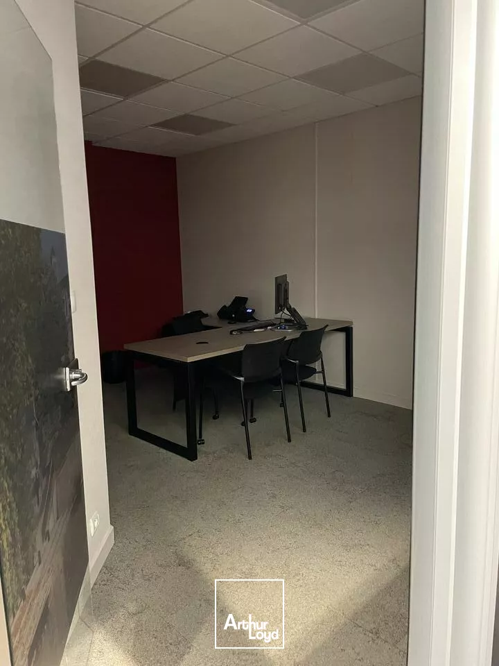 A LOUER PROCHE PARKING LA BRECHE IMMEUBLE EN HYPER CENTRE NIORT BELLE VISIBILITE 