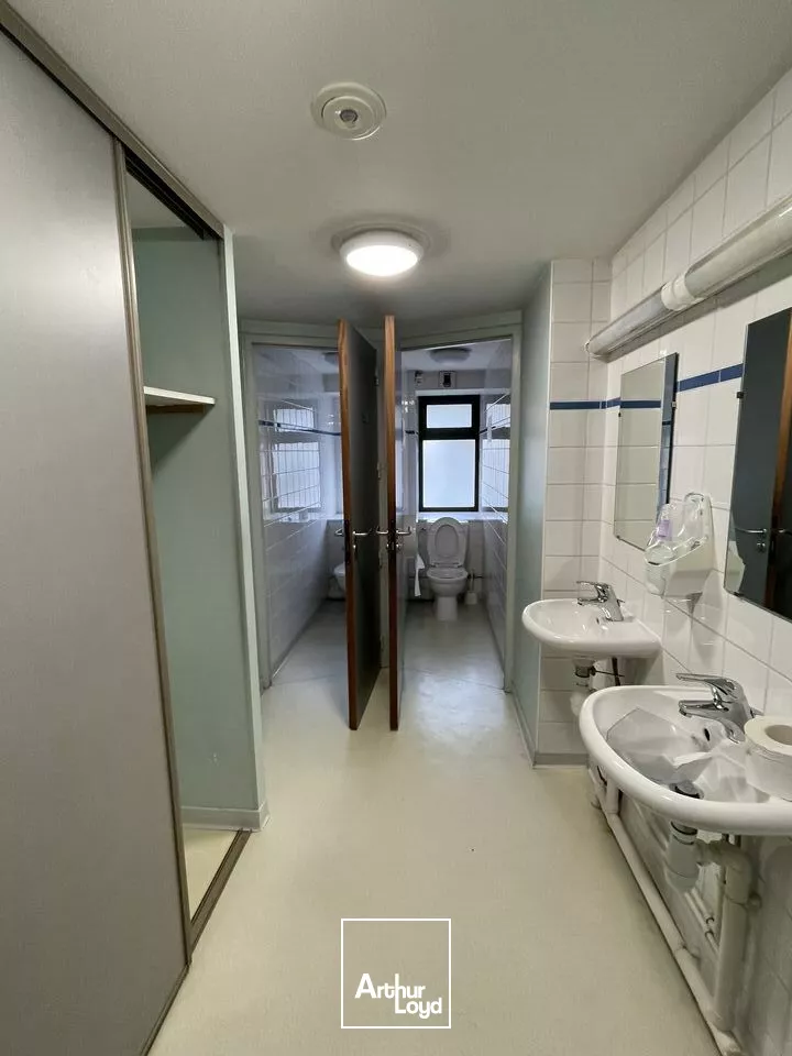 A LOUER PROCHE PARKING LA BRECHE IMMEUBLE EN HYPER CENTRE NIORT BELLE VISIBILITE 