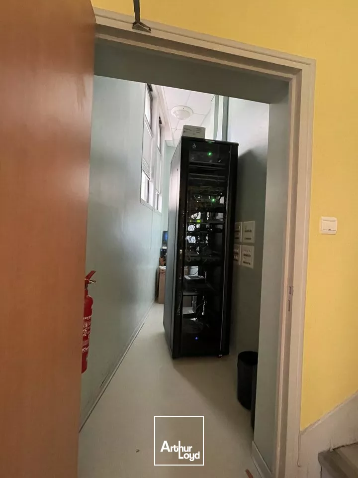 A LOUER PROCHE PARKING LA BRECHE IMMEUBLE EN HYPER CENTRE NIORT BELLE VISIBILITE 