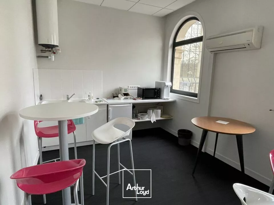 A LOUER PROCHE PARKING LA BRECHE IMMEUBLE EN HYPER CENTRE NIORT BELLE VISIBILITE 