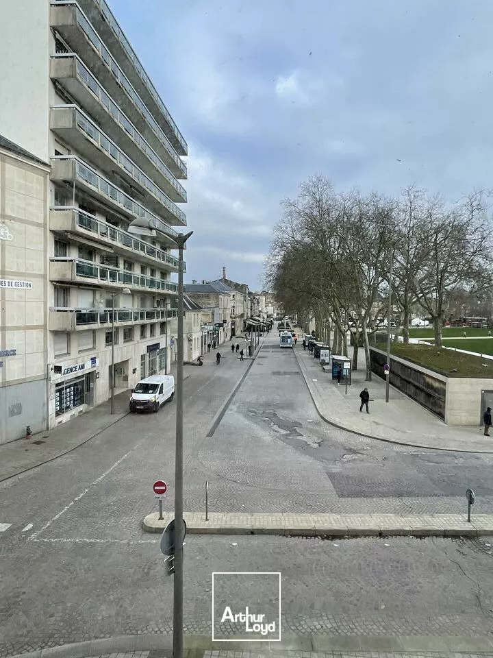 A LOUER PROCHE PARKING LA BRECHE IMMEUBLE EN HYPER CENTRE NIORT BELLE VISIBILITE 