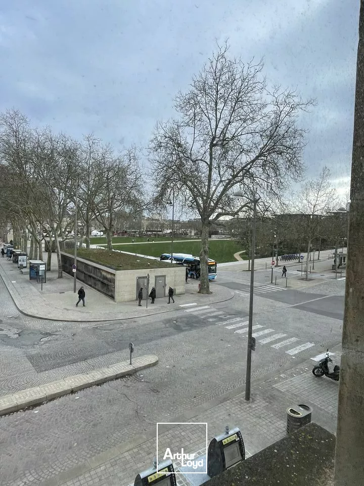A LOUER PROCHE PARKING LA BRECHE IMMEUBLE EN HYPER CENTRE NIORT BELLE VISIBILITE 