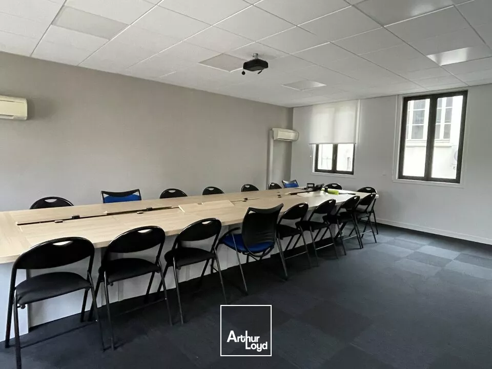 A LOUER PROCHE PARKING LA BRECHE IMMEUBLE EN HYPER CENTRE NIORT BELLE VISIBILITE 