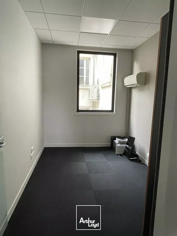 A LOUER PROCHE PARKING LA BRECHE IMMEUBLE EN HYPER CENTRE NIORT BELLE VISIBILITE 