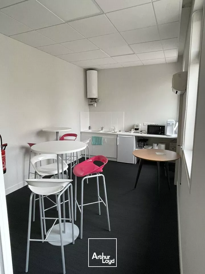 A LOUER PROCHE PARKING LA BRECHE IMMEUBLE EN HYPER CENTRE NIORT BELLE VISIBILITE 