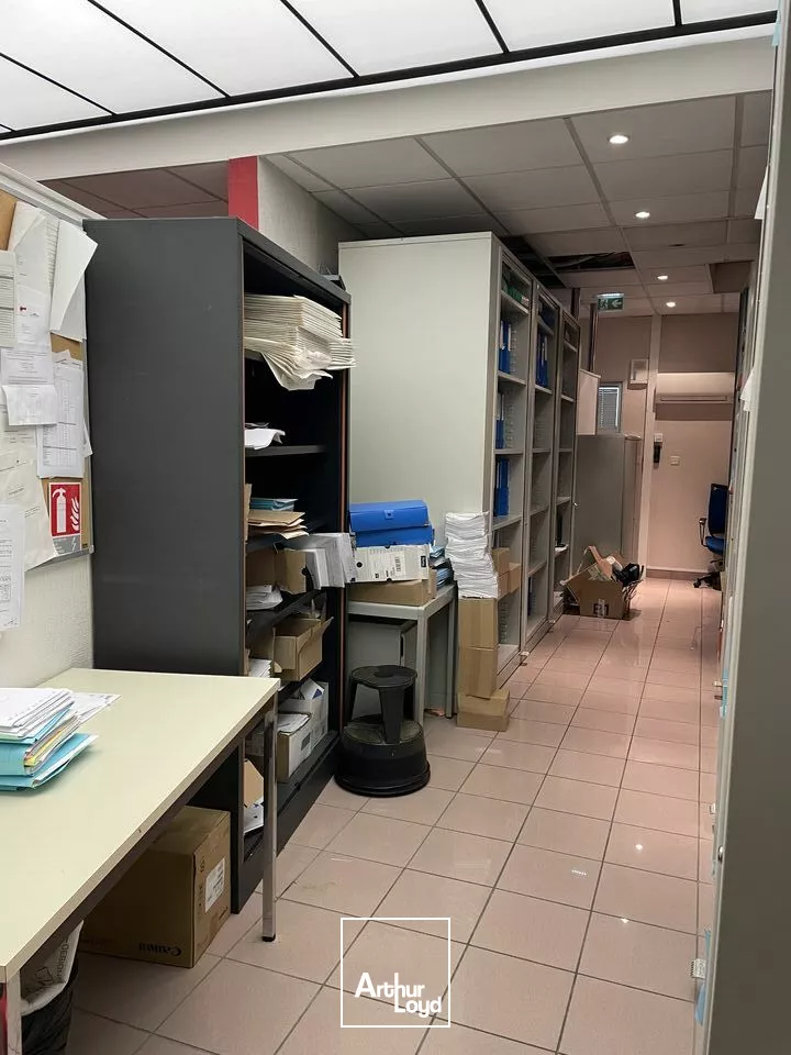 A LOUER PROCHE PARKING LA BRECHE IMMEUBLE EN HYPER CENTRE NIORT BELLE VISIBILITE 