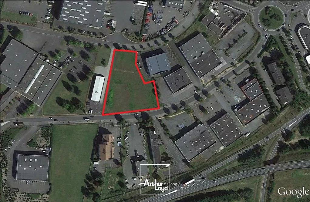 TERRAIN AVEC DOUBLE ACCES SUR ZONE INDUSTRIELLE DE CHATELLERAULT NORD